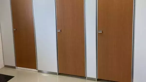 「「トイレに入ろうとしたら横入りしてきたオバサン。幼い娘がそのせいで漏らしてしまい...」（神奈川県・30代女性）」の画像