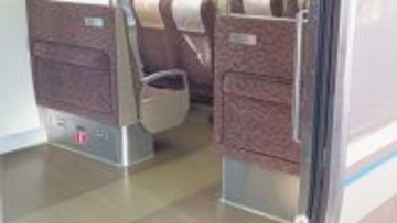 名も知らぬ男性が電車のなかで頻繁に声をかけてくる　妊娠中でつらくて涙目になっていた私（兵庫県・30代女性）
