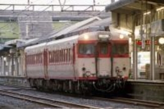 真夏でも扇風機しかない電車内　祖母を訪ねた一家の母がまるで家にいるような様子で娘に向かって（愛知県・70代以上男性）