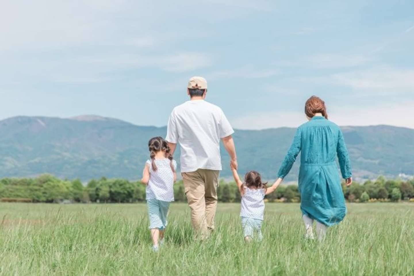 真夏でも扇風機しかない電車内　祖母を訪ねた一家の母がまるで家にいるような様子で娘に向かって（愛知県・70代以上男性）