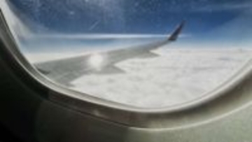 「高所恐怖症だけど飛行機に搭乗。怖すぎて震える私を、近くの席の若い男性客が...」（沖縄県・40代女性）