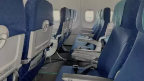 「「高所恐怖症だけど飛行機に搭乗。怖すぎて震える私を、近くの席の若い男性客が...」（沖縄県・40代女性）」の画像