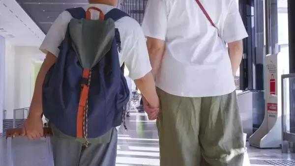 「「飛行機に乗りたがらない長男。空港で見知らぬ男性に『おじさんと一緒に乗ろう』と声をかけられて」（神奈川県・50代女性）」の画像