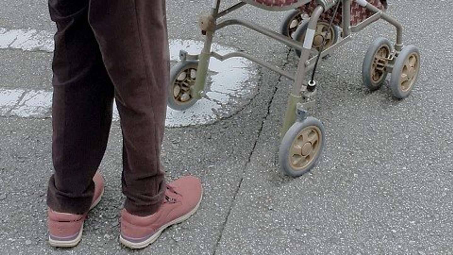 「ブロックの上に座って話し込む男子高校生たち。カートを押した老女がゆっくり横断歩道を渡っていると...」（神奈川県・70代以上男性）