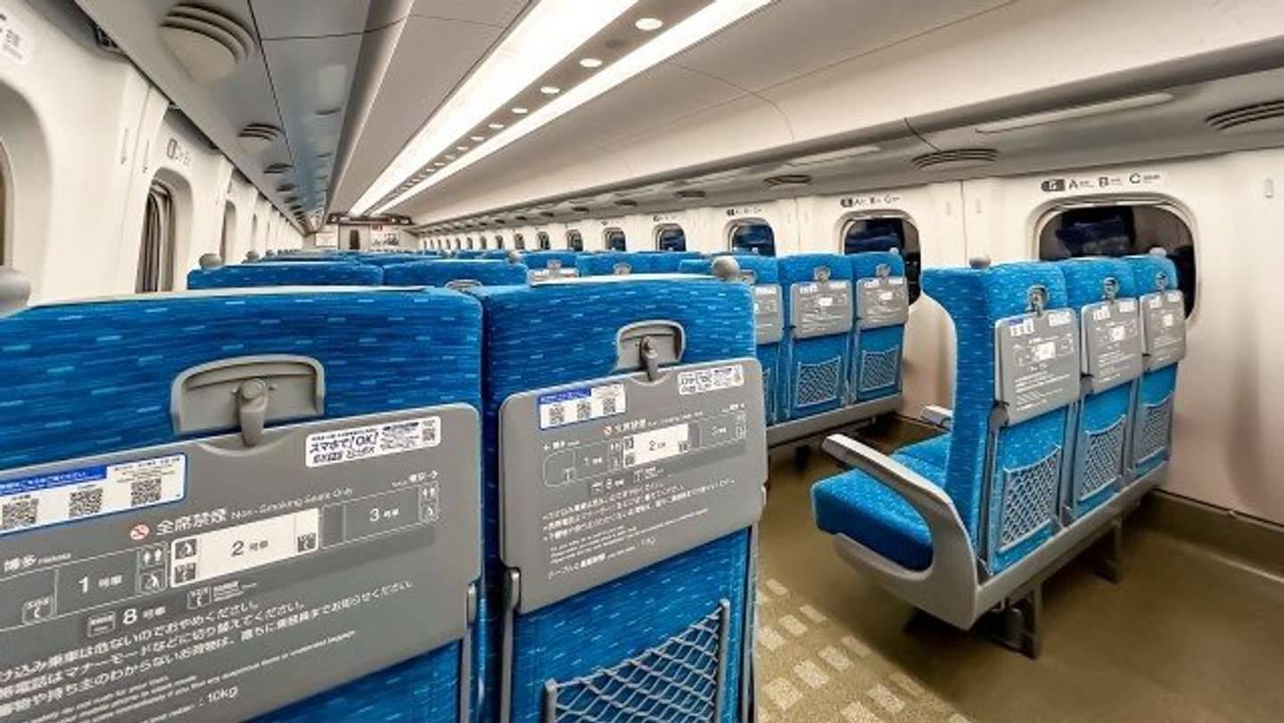 駅のホームで全く知らない人と会話していた男性　新幹線に乗ると私の隣に座ってきて、おもむろに...（広島県・30代男性）