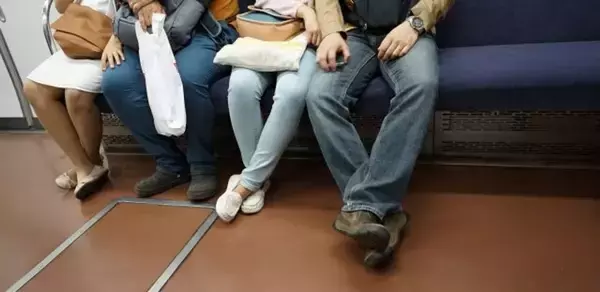 「優先席の前に立ち、席が空くのを待ってた妊婦の私。ようやく座れると思ったら男が割り込んできて」（千葉県・30代女性）