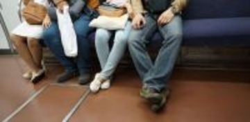 「優先席の前に立ち、席が空くのを待ってた妊婦の私。ようやく座れると思ったら男が割り込んできて」（千葉県・30代女性）