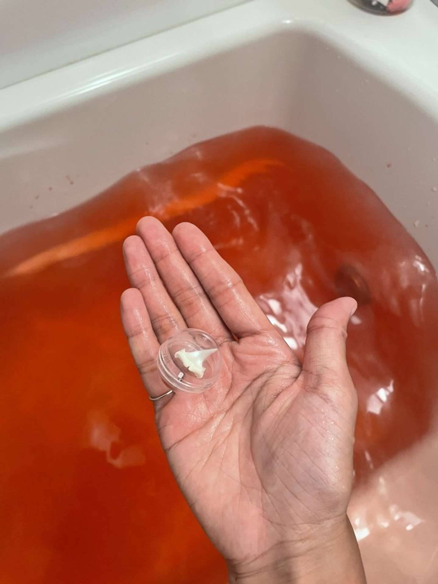 お風呂が一瞬で 血の海 に B級パニック映画気分を体感できる サメボム が怖すぎる 22年8月9日 エキサイトニュース 3 3