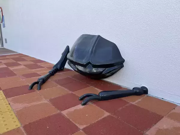 巨大なお尻が突き出す壁が、兵庫・三田に実在した　これは何？何故こうなった？管理者に直撃してみた