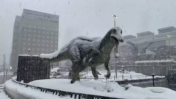 「隕石衝突後の世界」「リアルすぎる」　〝氷河期〟迎えた福井駅前で動くヤツらに9.3万人驚がく