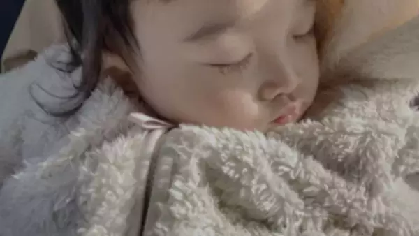 「「大混雑の電車に2歳息子とスーツケースを抱えて乗車。なんとか座れたけど、小学生に席を譲ることになり...」（長野県・40代女性）」の画像