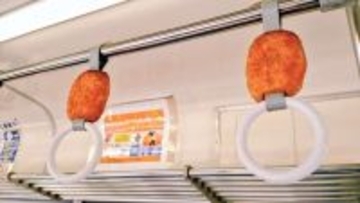 「電車のつり革にコロッケ刺さってる」←何ごと？　SNS驚愕の衝撃光景、経緯を鉄道会社に聞く