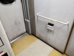 お尻とお尻が...アルミケースの上に背中合わせに座る二人　すると相手は包みを取り出して（宮城県・50代男性）