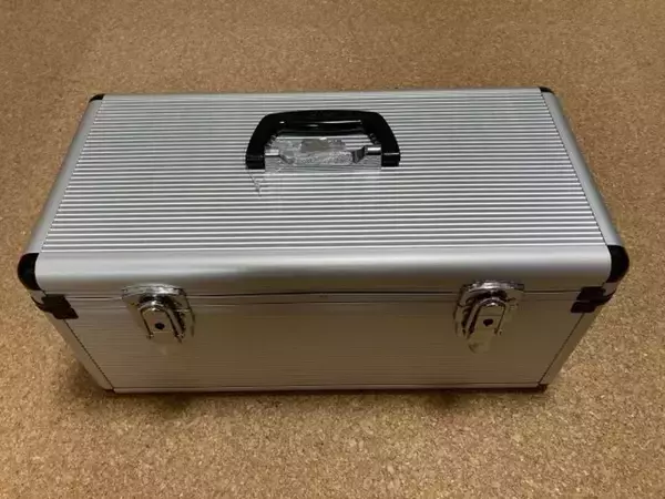 「お尻とお尻が...アルミケースの上に背中合わせに座る二人　すると相手は包みを取り出して（宮城県・50代男性）」の画像