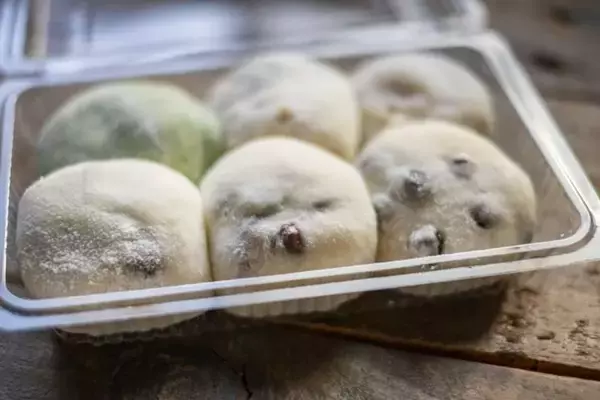 「お尻とお尻が...アルミケースの上に背中合わせに座る二人　すると相手は包みを取り出して（宮城県・50代男性）」の画像