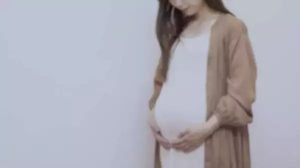 「通勤電車でいつも同じ車両に乗っていた母親。彼女は幼い子2人を連れているにも関わらず」（東京都・50代女性）