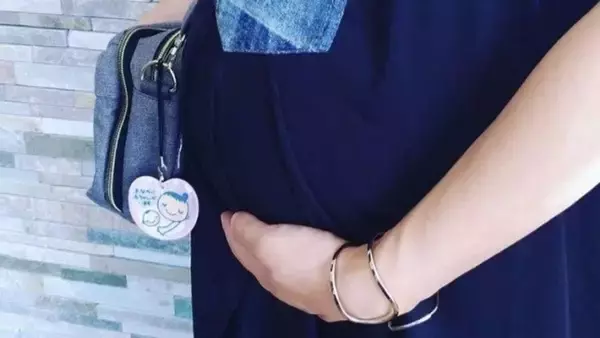 「猛暑の中、買い物に出かけた臨月の私。日傘をさして歩いていると、向かいから来たおばあさんが『あんた...』」