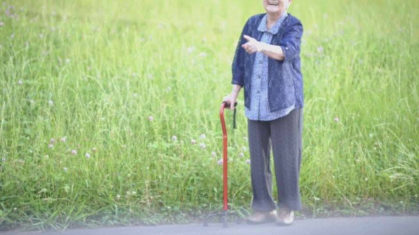 「猛暑の中、買い物に出かけた臨月の私。日傘をさして歩いていると、向かいから来たおばあさんが『あんた...』」