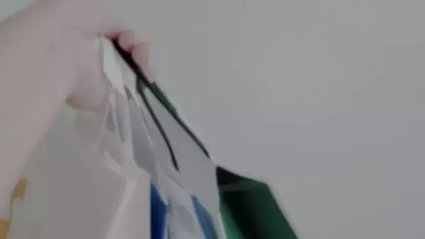 「もうヘトヘト！手さげ袋を5つ持って新宿をさまよう女性　若者グループに道を聞いたら男性がひと言（栃木県・60代女性）」の画像