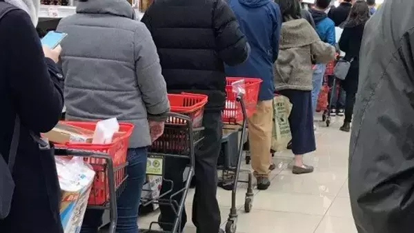 「会計が終わるころに、買い忘れを持ってきた子供。レジ列に並ぶよう言うと、すぐ後ろの女性客が」（神奈川県・40代女性）