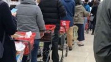 「会計が終わるころに、買い忘れを持ってきた子供。レジ列に並ぶよう言うと、すぐ後ろの女性客が」（神奈川県・40代女性）