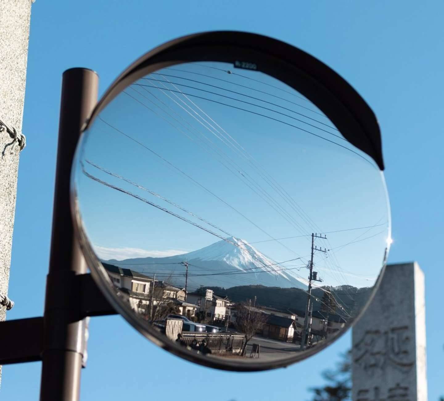 左右確認してみたら カーブミラーに映る 日本一 がさりげなくエモい 22年2月27日 エキサイトニュース