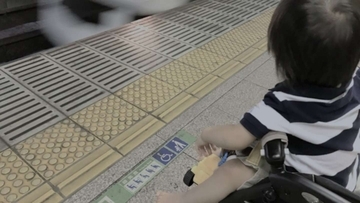 「ベビーカーを抱えて駅の階段を降りようとしていた私。それを見た見知らぬ奥様方が」（千葉県・50代女性）