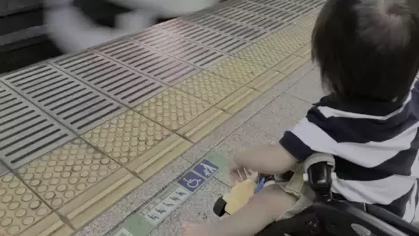 「ベビーカーを抱えて駅の階段を降りようとしていた私。それを見た見知らぬ奥様方が」（千葉県・50代女性）