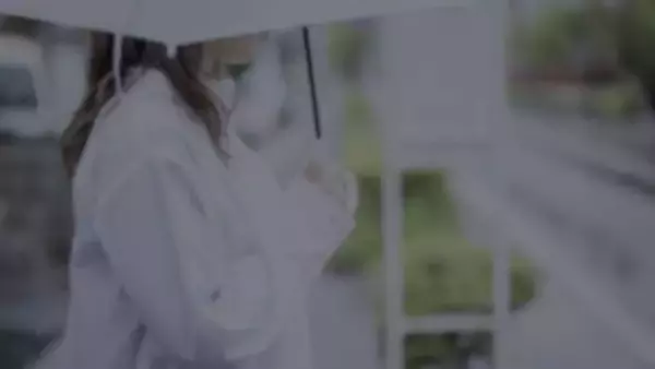 「産後8週間で職場復帰し疲弊していた私。何もかもが嫌になった雨の日、我が子に傘もささぬまま...」（東京都・50代女性）