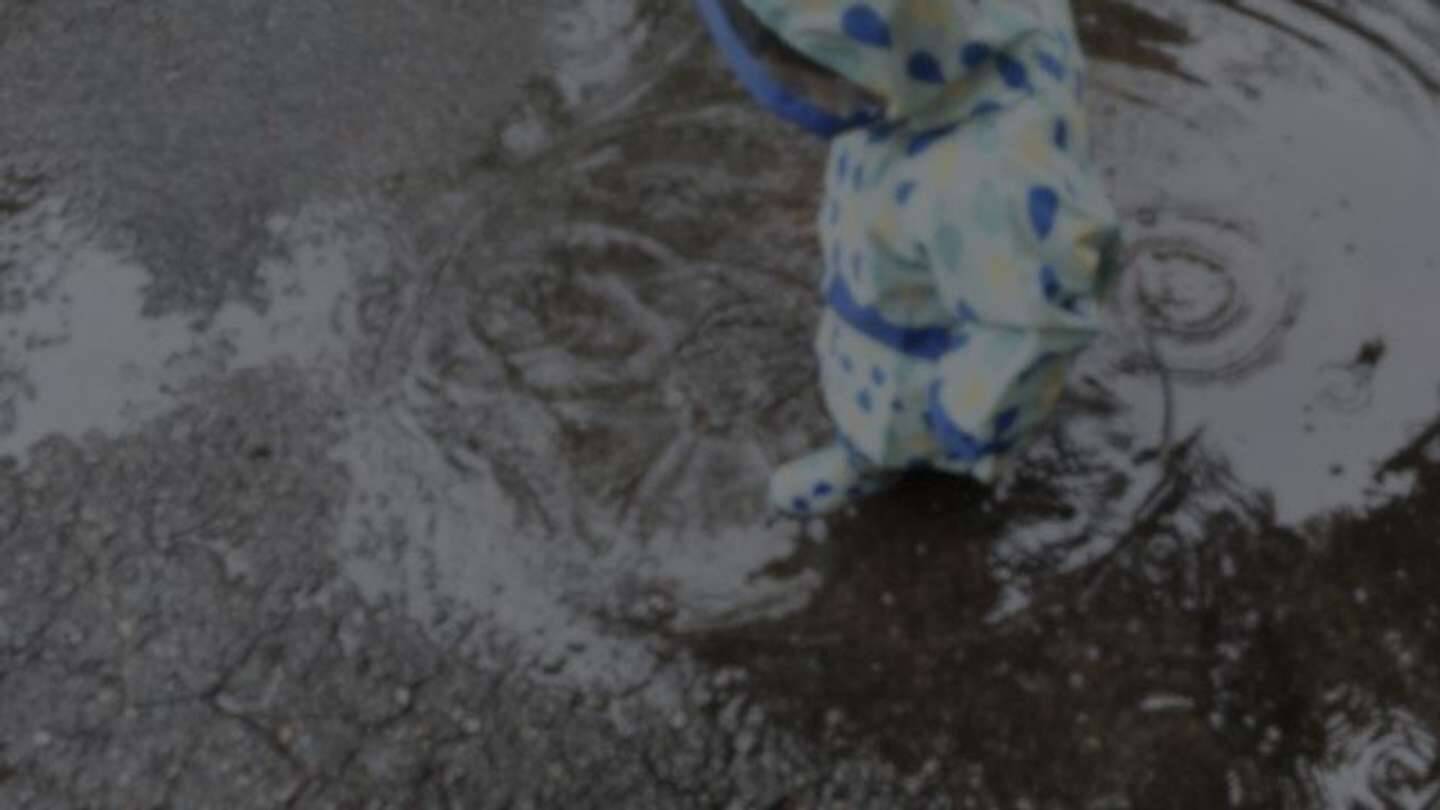 「産後8週間で職場復帰し疲弊していた私。何もかもが嫌になった雨の日、我が子に傘もささぬまま...」（東京都・50代女性）