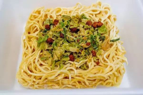 「ご当地製麺会社が手掛ける「横手やきそば」再現カップ麺　おいしさを〝完成〟させるのはアナタ」の画像