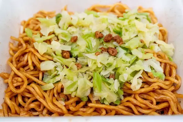 「ご当地製麺会社が手掛ける「横手やきそば」再現カップ麺　おいしさを〝完成〟させるのはアナタ」の画像