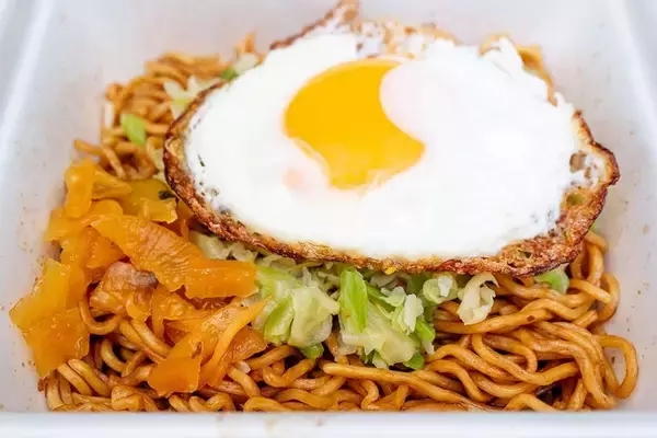 「ご当地製麺会社が手掛ける「横手やきそば」再現カップ麺　おいしさを〝完成〟させるのはアナタ」の画像