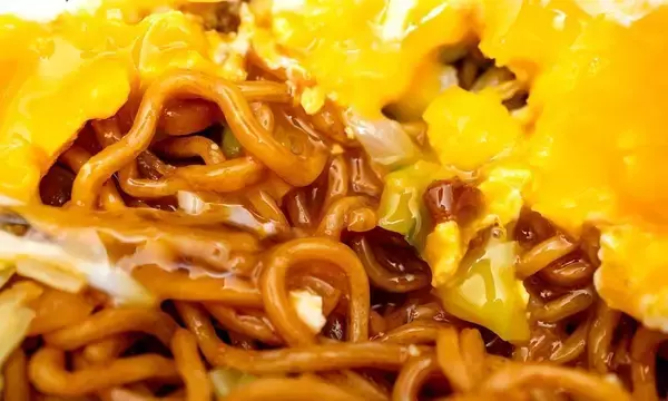 「ご当地製麺会社が手掛ける「横手やきそば」再現カップ麺　おいしさを〝完成〟させるのはアナタ」の画像