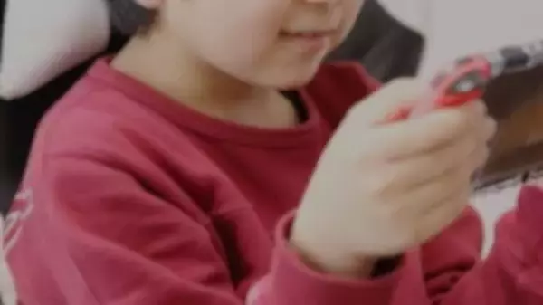 「「幼い息子が元気すぎて謝ってばかりの日々。飲食店で騒がないようゲームをさせてたら、常連客たちが...」（群馬県・30代女性）」の画像