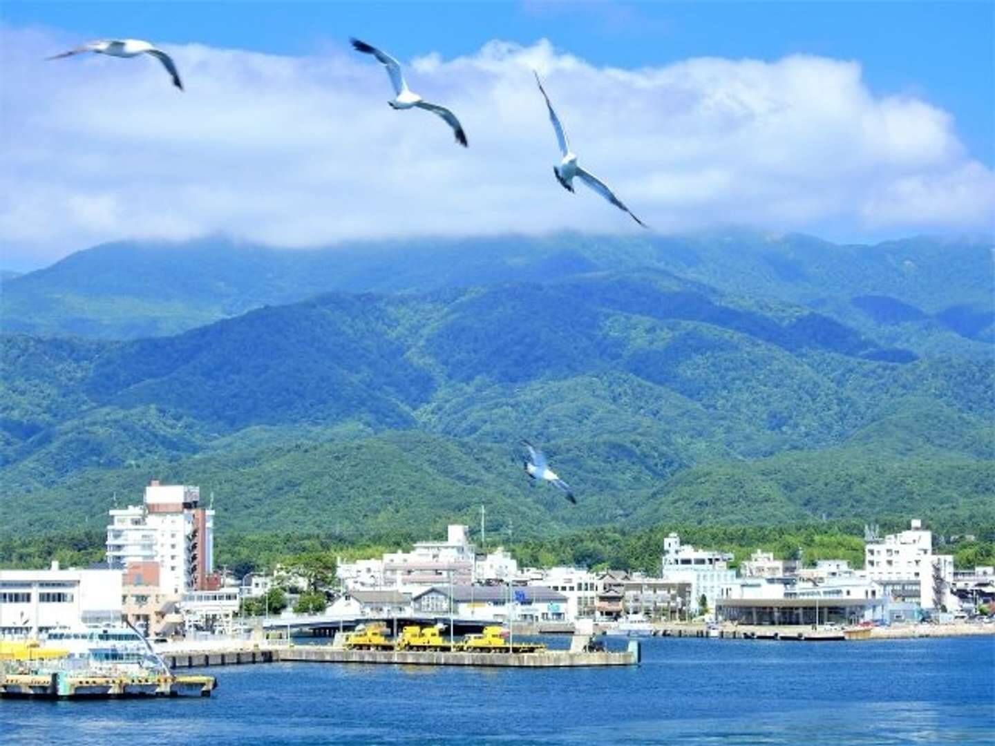 「幼い息子が元気すぎて謝ってばかりの日々。飲食店で騒がないようゲームをさせてたら、常連客たちが...」（群馬県・30代女性）