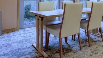 「食堂で泣き出し、卓上をひっくり返した1歳息子。抱っこしてあやしていたら、隣の席の女性客が...」（神奈川県・60代女性）