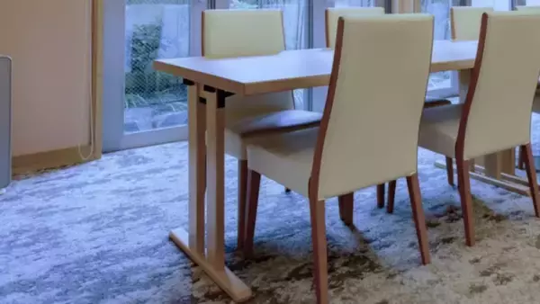 「食堂で泣き出し、卓上をひっくり返した1歳息子。抱っこしてあやしていたら、隣の席の女性客が...」（神奈川県・60代女性）