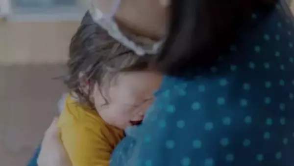 「「食堂で泣き出し、卓上をひっくり返した1歳息子。抱っこしてあやしていたら、隣の席の女性客が...」（神奈川県・60代女性）」の画像