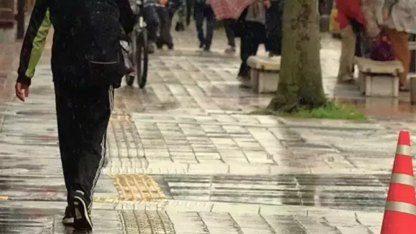 女子高生がバス停でずぶ濡れ、通り過ぎる人に笑われ泣きそう　通り過ぎたお兄さんが走って戻ってきて（鹿児島県・20代女性）