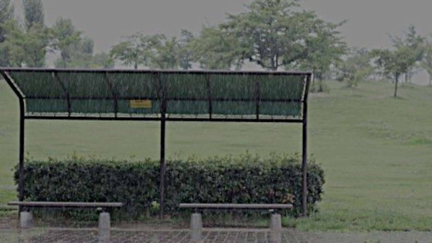 女子高生がバス停でずぶ濡れ、通り過ぎる人に笑われ泣きそう　通り過ぎたお兄さんが走って戻ってきて（鹿児島県・20代女性）