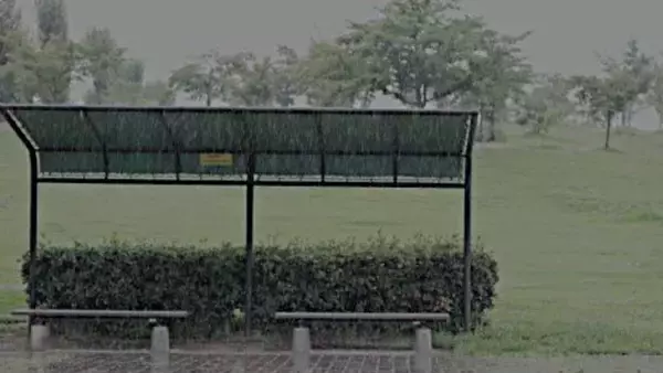 「女子高生がバス停でずぶ濡れ、通り過ぎる人に笑われ泣きそう　通り過ぎたお兄さんが走って戻ってきて（鹿児島県・20代女性）」の画像