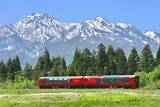 「スイスにしか見えない絶景が、新潟にあるらしい　雪を頂く山々に赤い列車...まるで「氷河特急」だ」の画像1