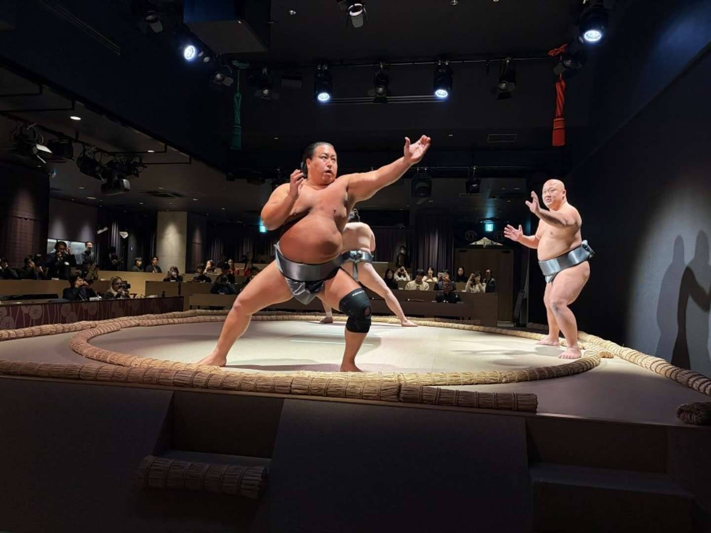 〝インバウンド向け相撲ショーレストラン〟の中では何が行われている？　「日楽座」銀座店潜入レポート