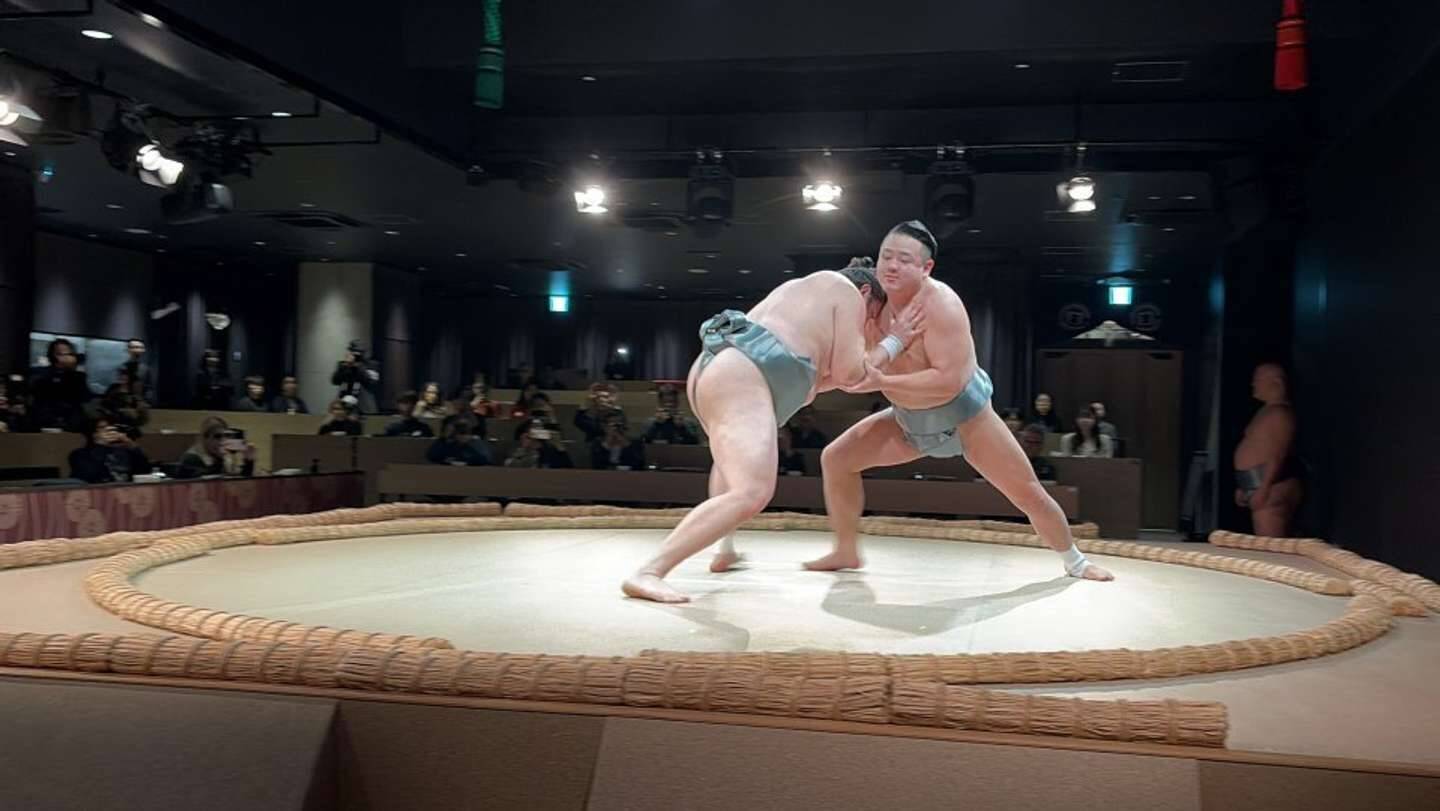 〝インバウンド向け相撲ショーレストラン〟の中では何が行われている？　「日楽座」銀座店潜入レポート