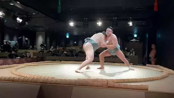 「〝インバウンド向け相撲ショーレストラン〟の中では何が行われている？　「日楽座」銀座店潜入レポート」の画像