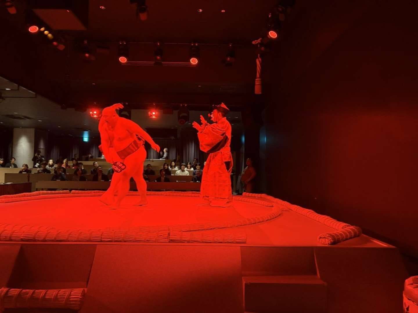 〝インバウンド向け相撲ショーレストラン〟の中では何が行われている？　「日楽座」銀座店潜入レポート