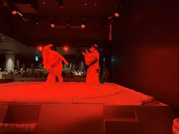 「〝インバウンド向け相撲ショーレストラン〟の中では何が行われている？　「日楽座」銀座店潜入レポート」の画像