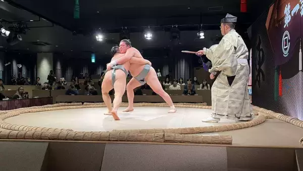 「〝インバウンド向け相撲ショーレストラン〟の中では何が行われている？　「日楽座」銀座店潜入レポート」の画像