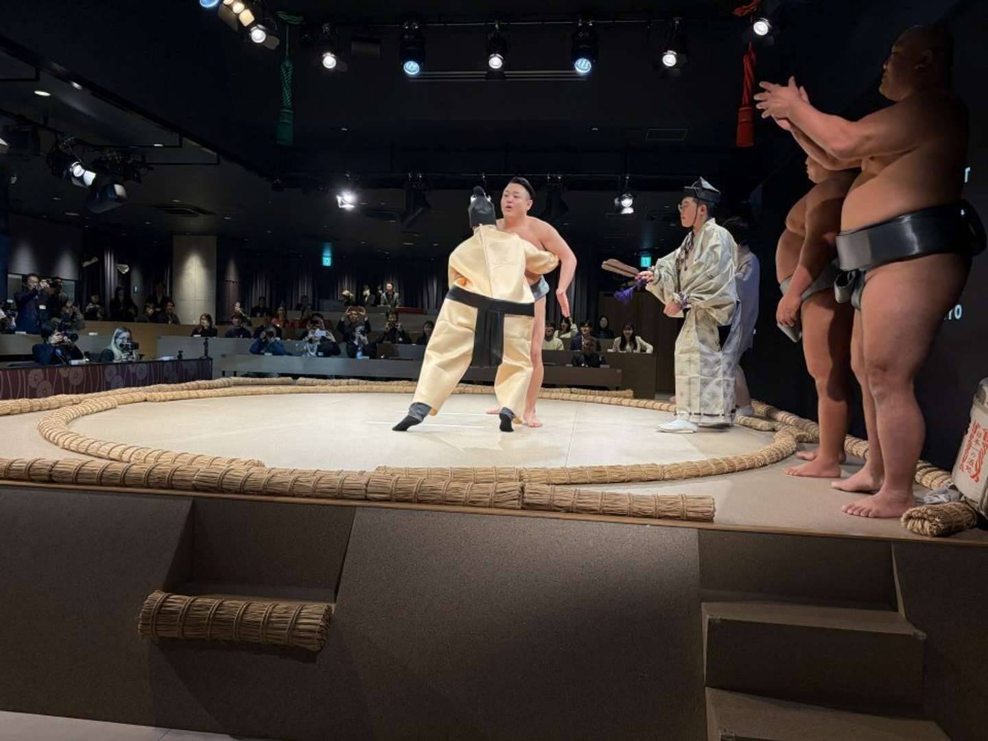 〝インバウンド向け相撲ショーレストラン〟の中では何が行われている？　「日楽座」銀座店潜入レポート